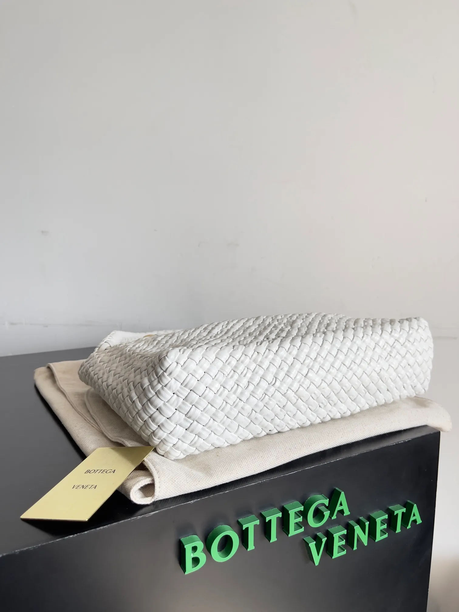Batch 5760 BV collectible small woven handbags are really YYDS!! Bottega Veneta’s most classic small woven handbags are back! ! We use the highest quality leather with the highest craftsmanship❤️ to create the most expensive works. We have created the original Intrecciato leather weaving process❤️ This unique traditional exclusive leather weaving method has not only become our logo but also reflects the time-consuming and labor-intensive craftsmanship of our products❤️ The new TOSCA handbag must be a selection worth collecting🆕 Style number: 716974 Size: 27*9*18cm